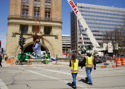 043018_cityhallsculptureinstall_1219