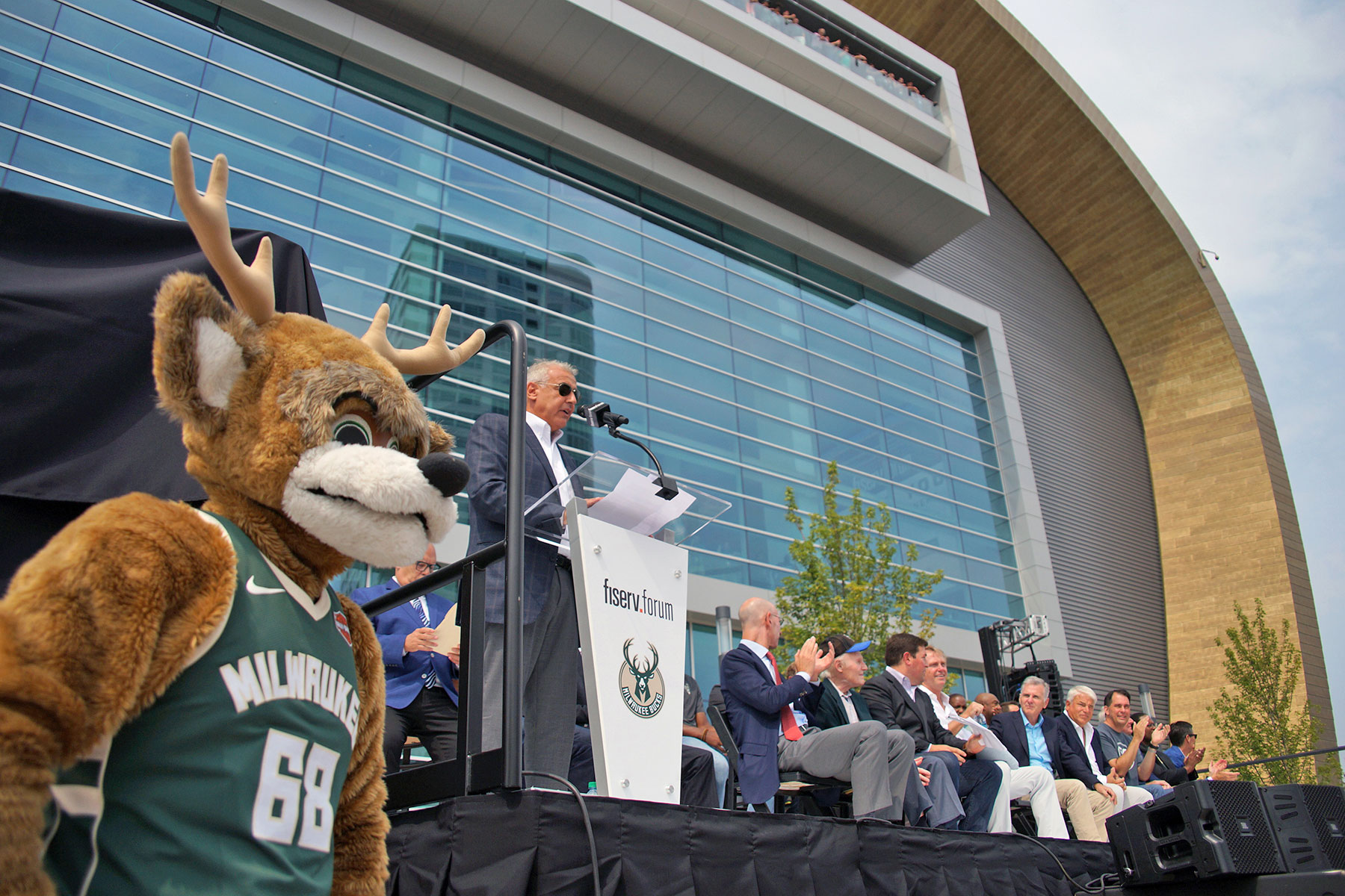 Milwaukee Bucks owner Herb Kohl seeks partners