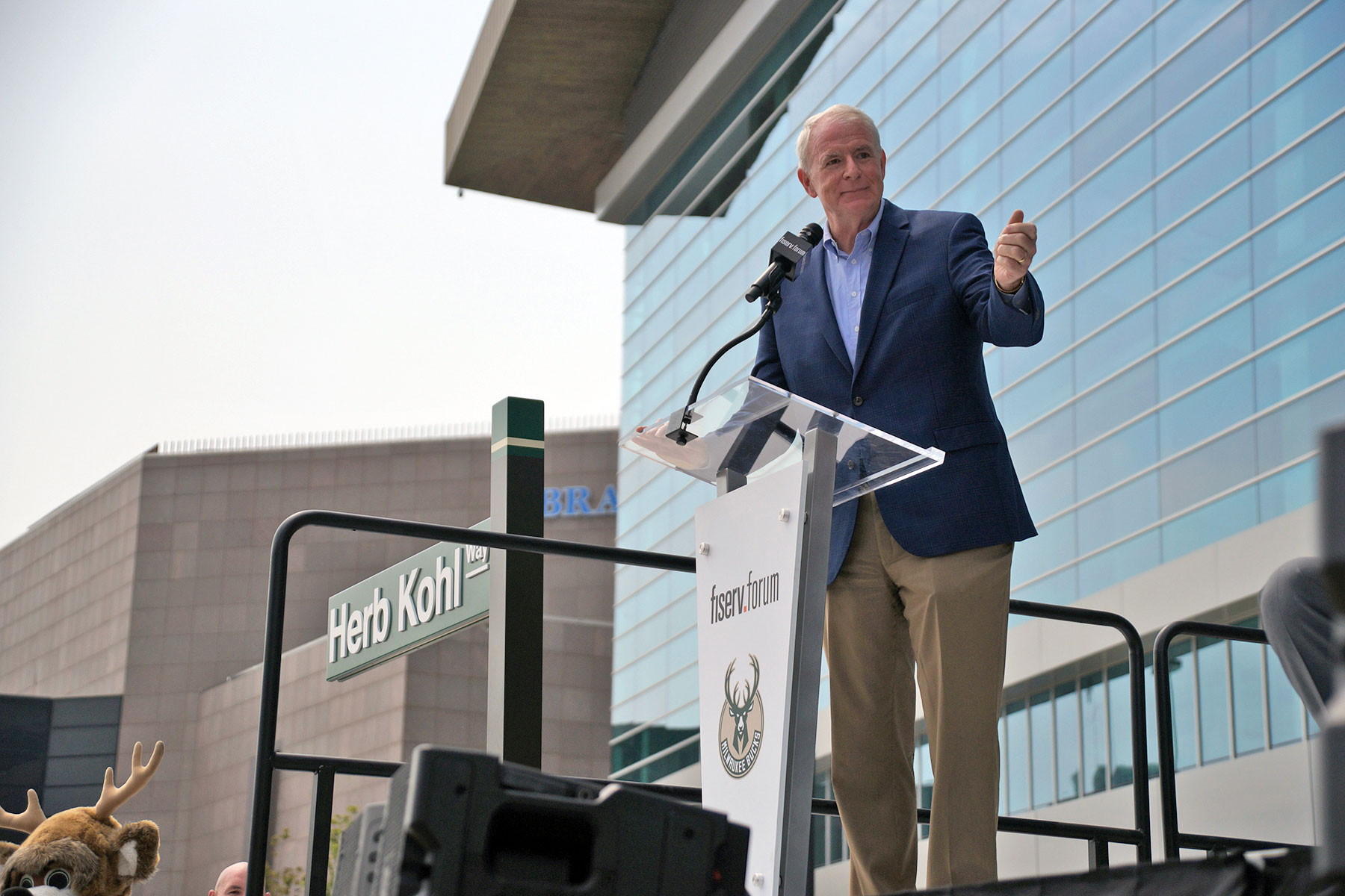 Milwaukee Bucks to honor ex-owner Sen. Herb Kohl during grand opening