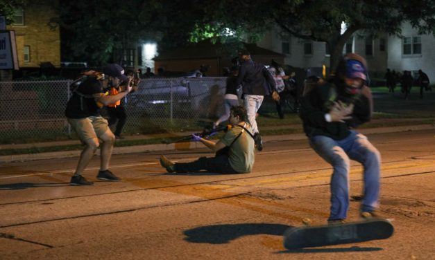 Teen vigilante accused of traveling to Kenosha to “hunt protestors” is charged with homicide