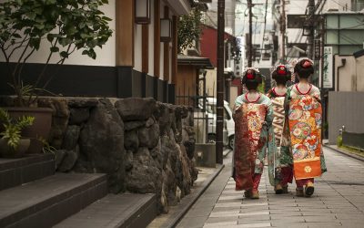 Toxic Tourists: Geisha District in Kyoto cracks down on over-zealous visitors with new rules