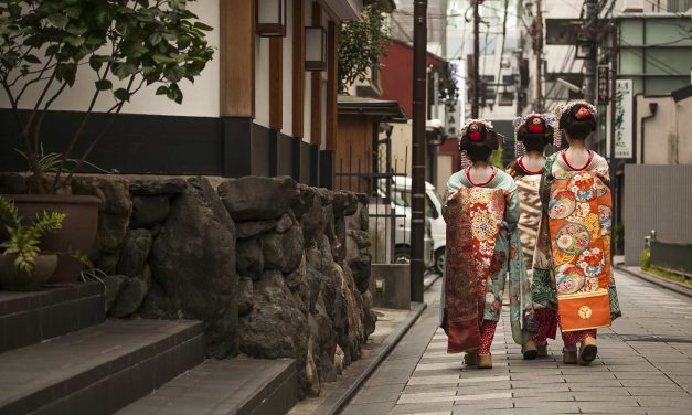 Toxic Tourists: Geisha District in Kyoto cracks down on over-zealous visitors with new rules