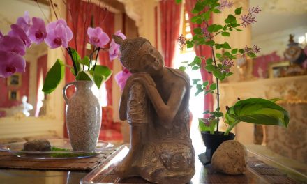 A bloom in every room: Ikebana art exhibition “gives life to flowers” at Pabst Mansion for third year