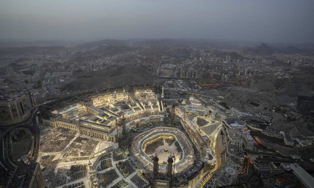 First flight in over a decade from Damascus brings Syrian worshippers to Mecca for Hajj