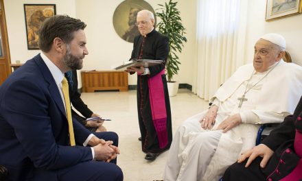 J.D. Vance se convierte en el protagonista de su propia mitología conspirativa horas después de reunirse con un papa moribundo
