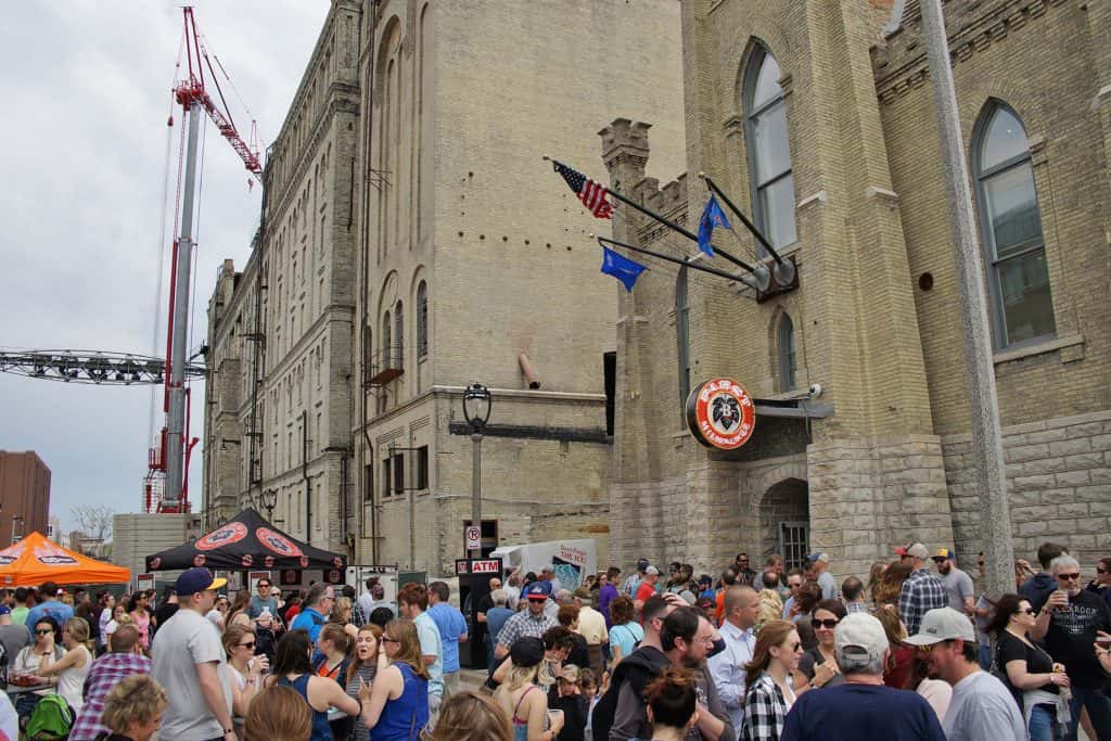 00_051317_pabststreetparty_0802