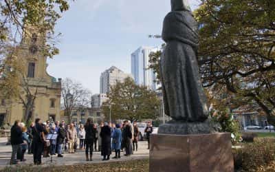 Statue honoring immigrant motherhood rededicated at Cathedral Square Park