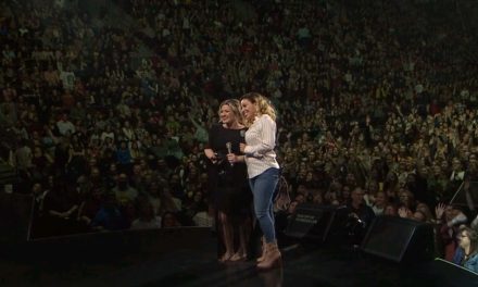 Singer Kelly Clarkson honors MCTS Driver during Wisconsin concert