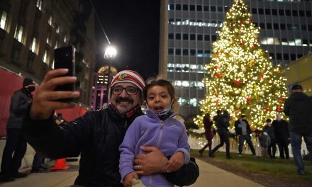 City of Milwaukee welcomes holiday season with 107th Christmas Tree lighting