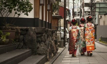 Toxic Tourists: Geisha District in Kyoto cracks down on over-zealous visitors with new rules