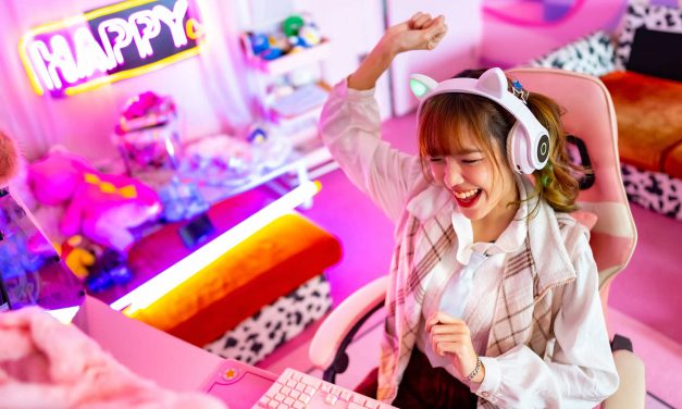 A Parasocial Effect: When online platforms create illusions of closeness and authenticity